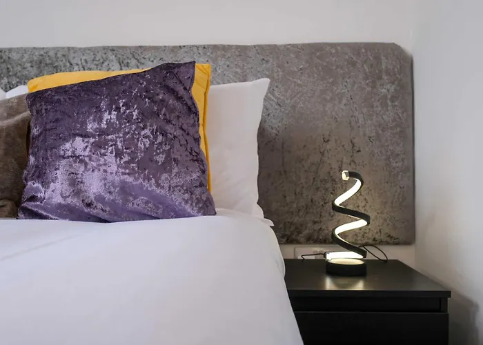 Five Bedroom House In Douglas Road * Bristol