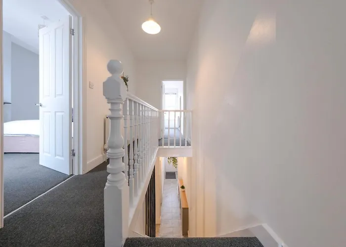 Five Bedroom House In Douglas Road Hébergement de vacances