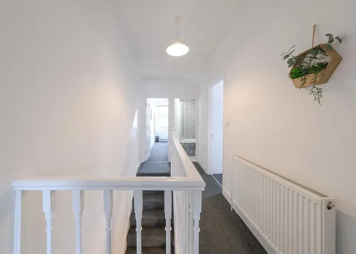 Five Bedroom House In Douglas Road * Bristol