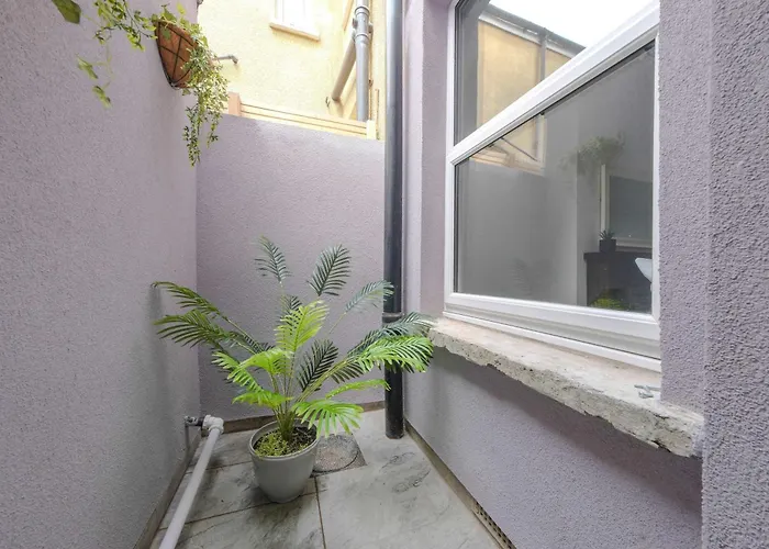 Five Bedroom House In Douglas Road Bristol