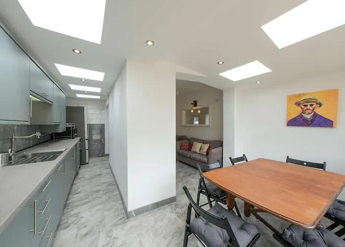 Five Bedroom House In Douglas Road Hébergement de vacances *