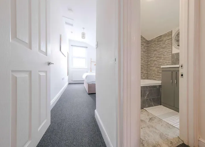 Hébergement de vacances Five Bedroom House In Douglas Road *