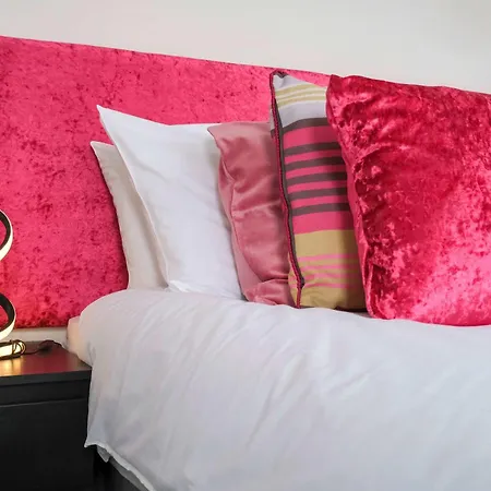 펜션 Five Bedroom House In Douglas Road *