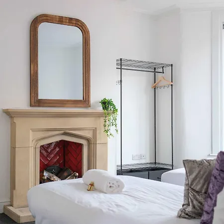 Five Bedroom House In Douglas Road 펜션 브리스틀