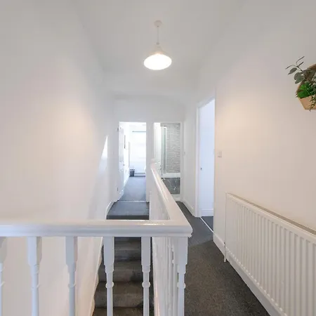 Five Bedroom House In Douglas Road * Бристоль