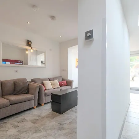 Five Bedroom House In Douglas Road Бристоль