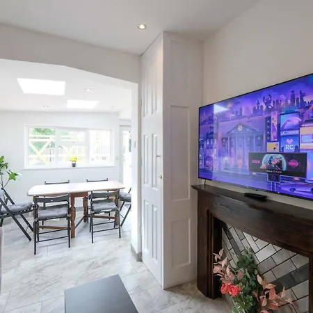 펜션 Five Bedroom House In Douglas Road