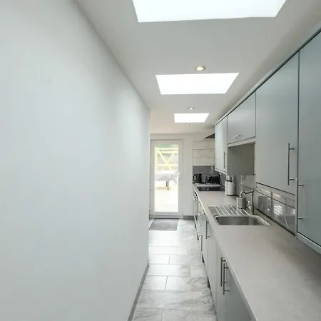 Five Bedroom House In Douglas Road 펜션 브리스틀