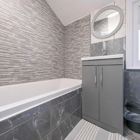 Five Bedroom House In Douglas Road * 布里斯托