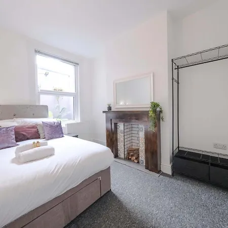 Five Bedroom House In Douglas Road * Бристоль