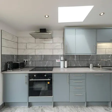Дом отдыха Five Bedroom House In Douglas Road *