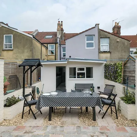 Five Bedroom House In Douglas Road Дом отдыха
