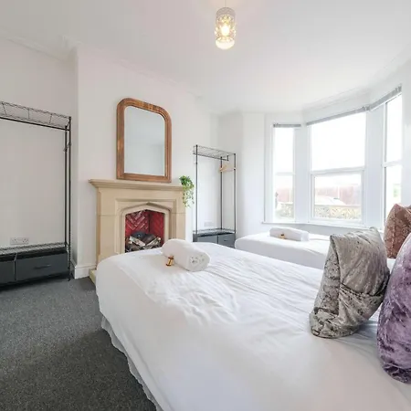 Five Bedroom House In Douglas Road Будинок відпочинку