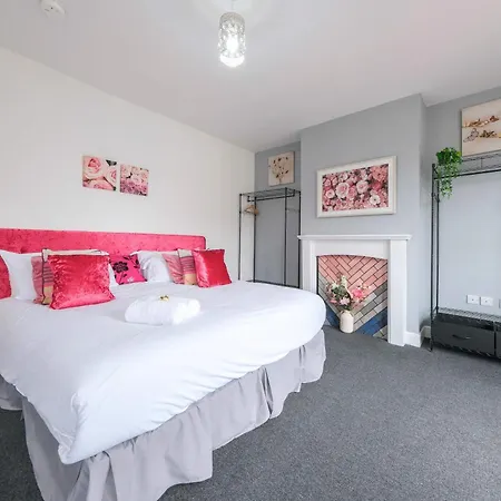 Будинок відпочинку Five Bedroom House In Douglas Road *