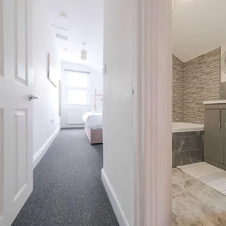 Дом отдыха Five Bedroom House In Douglas Road *