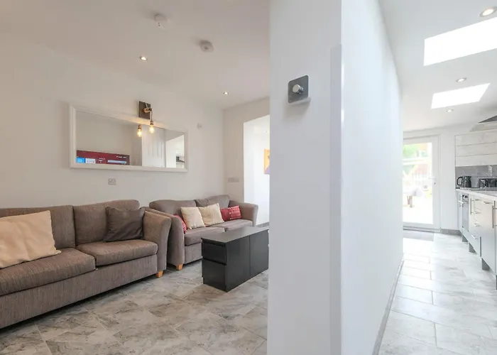 Five Bedroom House In Douglas Road Bristol