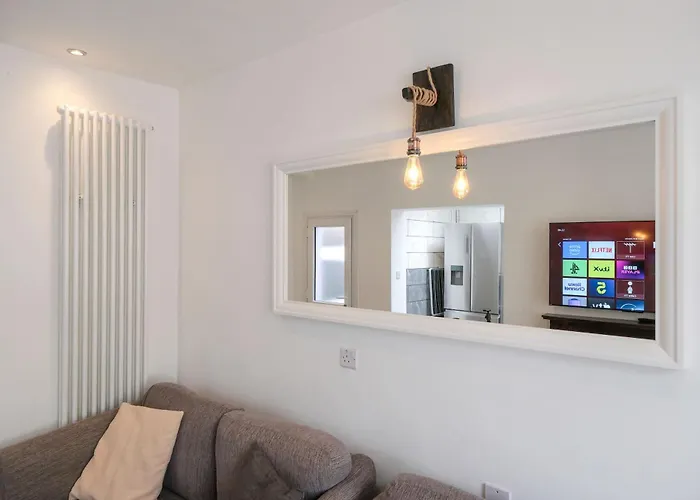 Five Bedroom House In Douglas Road * Bristol