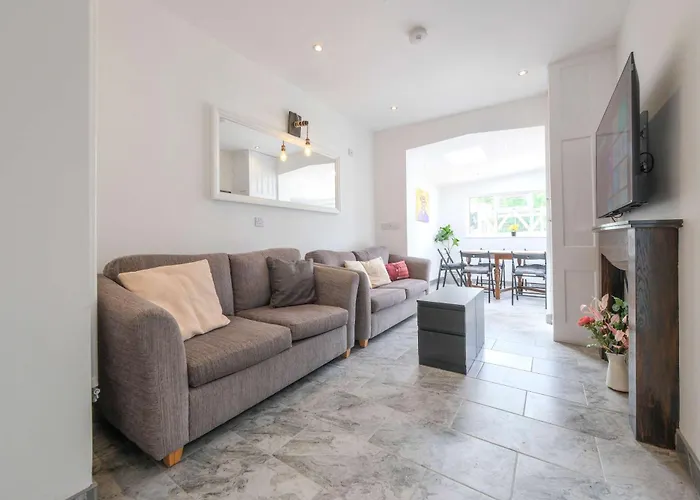 Five Bedroom House In Douglas Road Feriehus