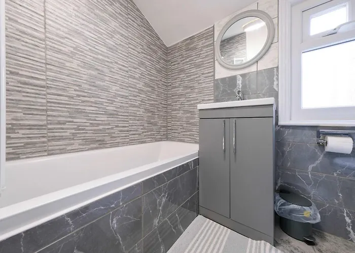 Five Bedroom House In Douglas Road * Bristol