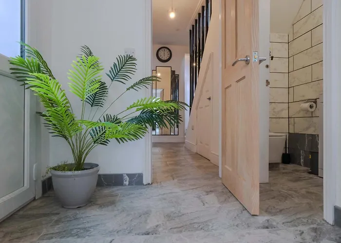 Five Bedroom House In Douglas Road Feriehus