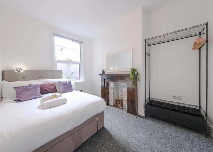 Five Bedroom House In Douglas Road * Bristol