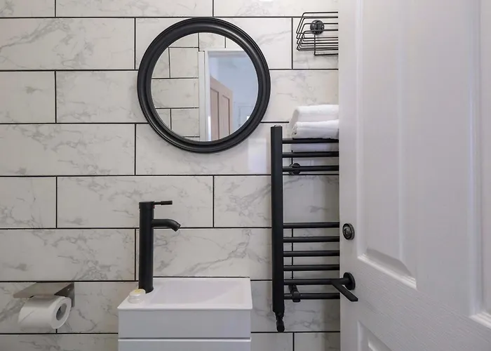 Five Bedroom House In Douglas Road * Bristol