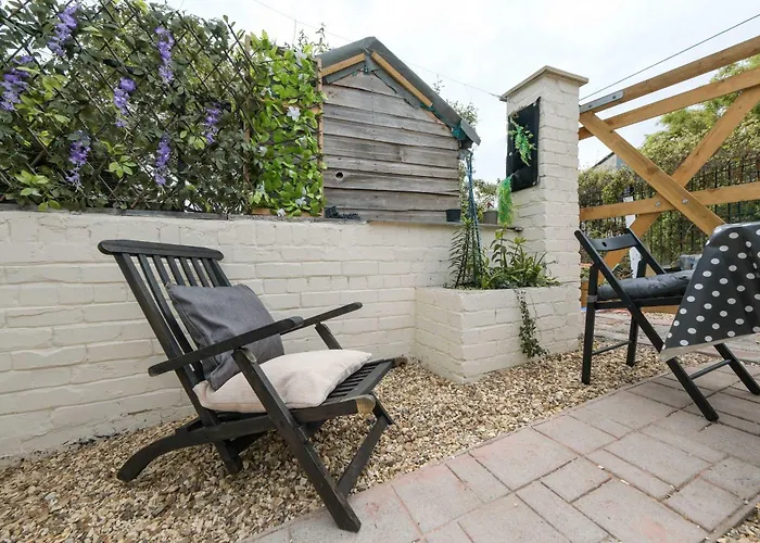 Five Bedroom House In Douglas Road * Bristol