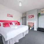 Дом отдыха Five Bedroom House In Douglas Road *