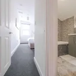 Дом отдыха Five Bedroom House In Douglas Road *