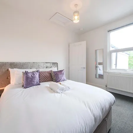 Дом отдыха Five Bedroom House In Douglas Road