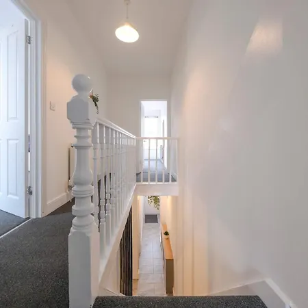 Five Bedroom House In Douglas Road Сasa de vacaciones