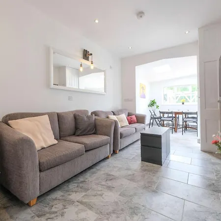 Five Bedroom House In Douglas Road Сasa de vacaciones