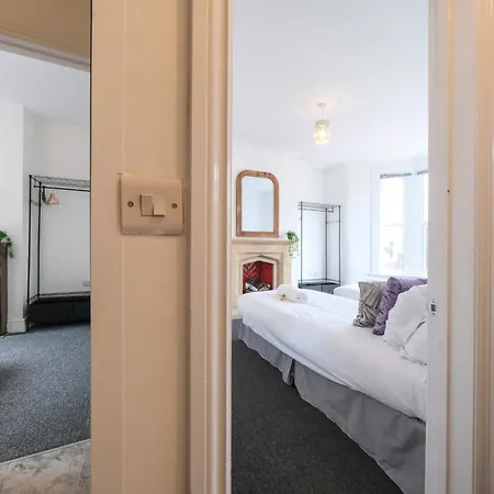 Сasa de vacaciones Five Bedroom House In Douglas Road Bristol