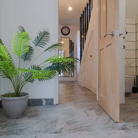 Five Bedroom House In Douglas Road Сasa de vacaciones