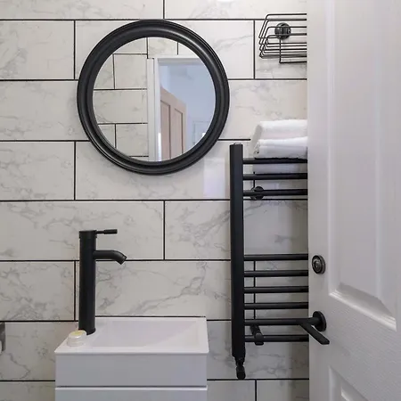 Five Bedroom House In Douglas Road * Bristol