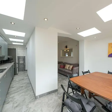Five Bedroom House In Douglas Road Vakantiehuis *