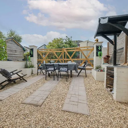 Five Bedroom House In Douglas Road Bristol